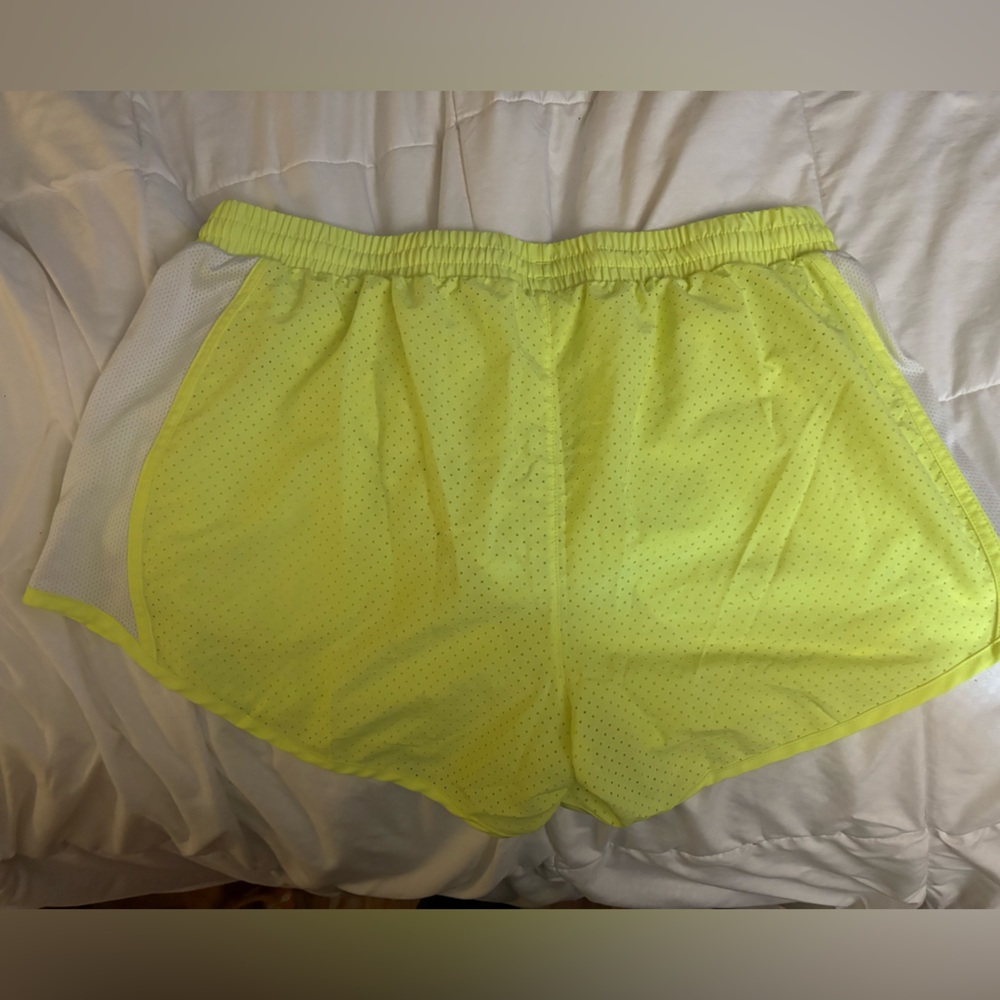 Under Armour Women’s shorts size large - Picture 2 of 2
